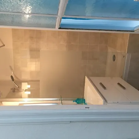 Le 10 Apartment *